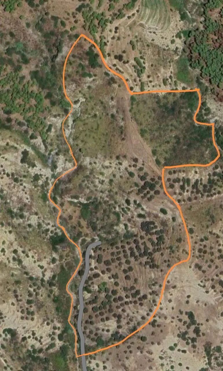Satellitenaufnahme des La-Gioia-Areals — die orangene Linie markiert die rund 2.000 m² Kernfläche innerhalb des 130.000 m² großen Geländes; eine Schotterstraße führt hindurch.