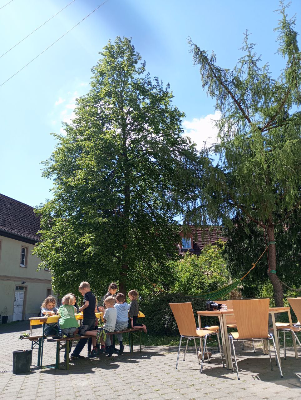 Geschützter Innenhof des Meisterhofs mit Holzelementen