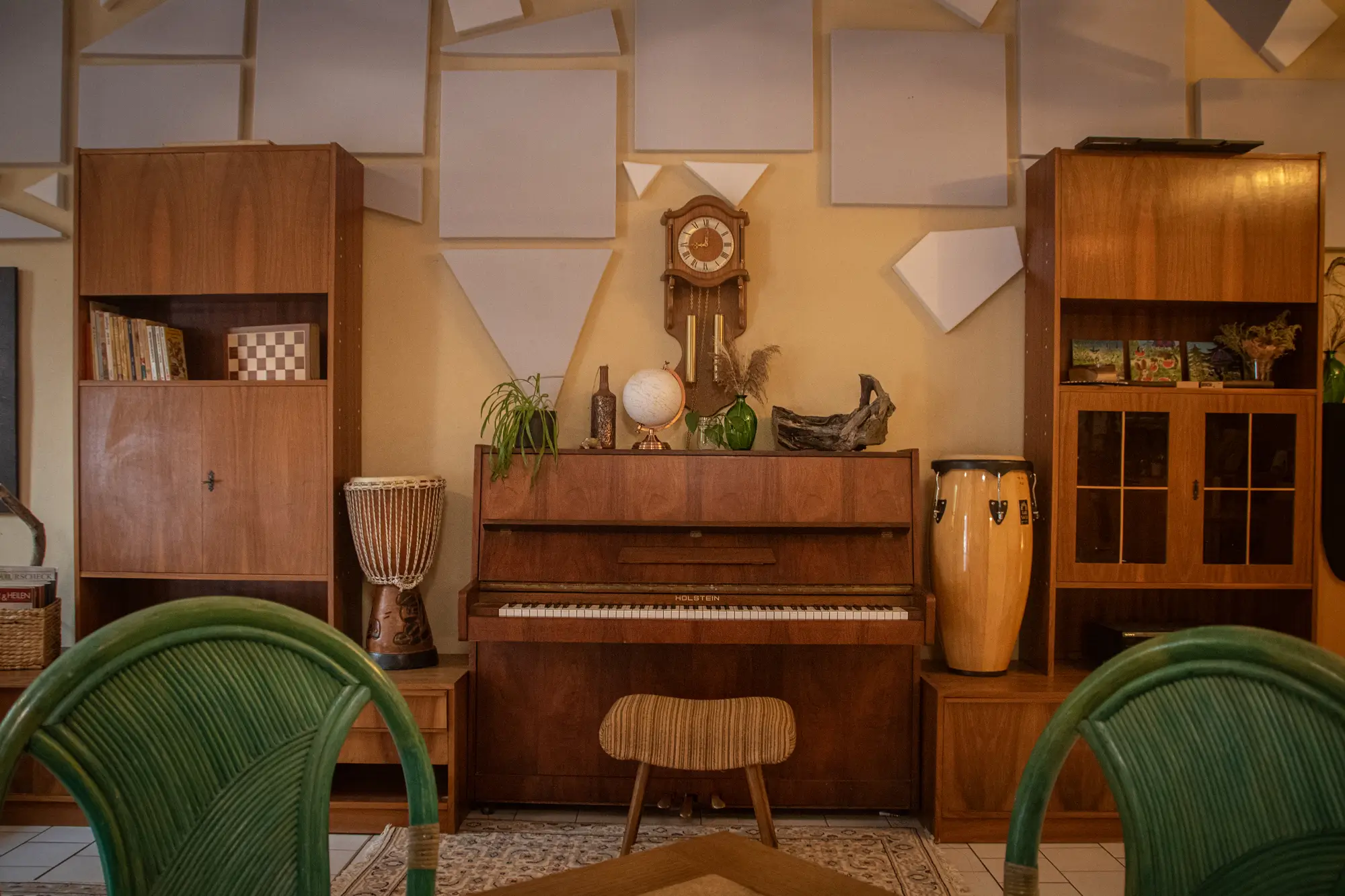 Wohnküche mit Klavier und Feuerofen