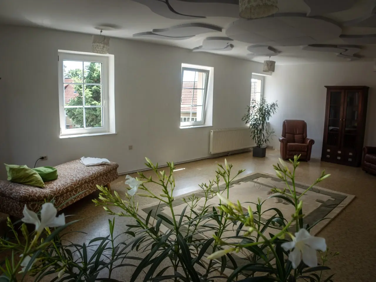 Yoga- und Bewegungsraum mit großen Fenstern