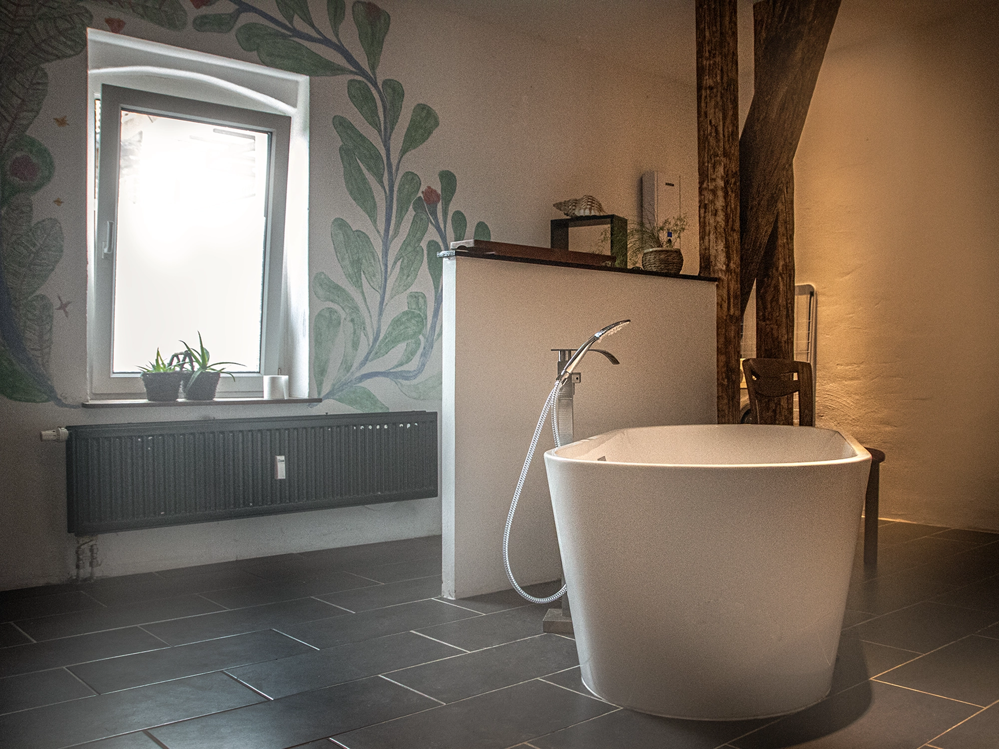 Gemeinschaftsbad mit Wanne und Dusche