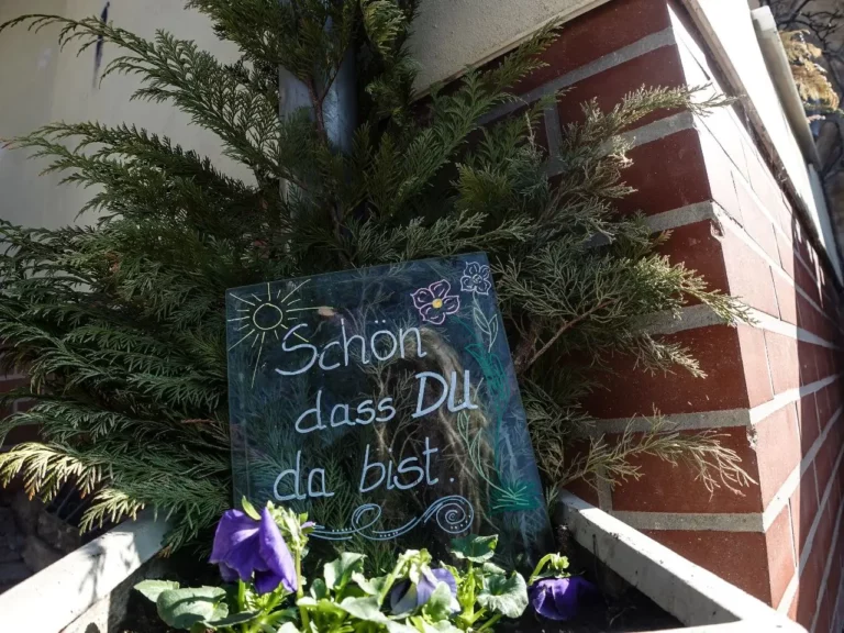 Menschen des Projekts im Innenhof des Meisterhofs — gemeinsames Foto, warme Stimmung